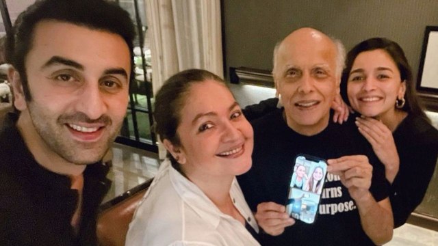 Ranbir Kapoor Mahesh Bhatt के Birthday Celebration में Alia Bhatt संग दिखे | FilmiBeat