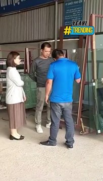 Người bán tự hào giới thiệu kính cường lực, khách cầm búa thử và cái kết đi vào lòng đất