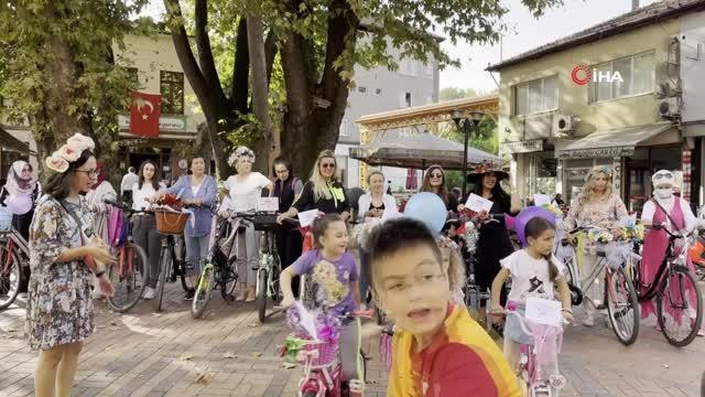 Süslü kadınlar pedal çevirerek farkındalığa dikkat çekti