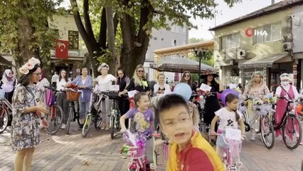 Süslü kadınlar pedal çevirerek farkındalığa dikkat çekti