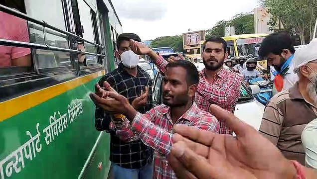 NSUI Rajasthan campaign Shame on you Modi ji- हाथ में कटोरा लेकर मांगी भीख