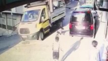 Son dakika haberleri... İzmir'de korkunç kaza: 5 yaşındaki çocuğun kamyonetin altında kaldığı anlar kamerada