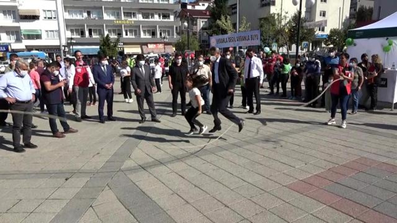 Son dakika haberi! Vali Karaömeroğlu çocuklarla ip atladı, halat çekti, yakar top oynadı