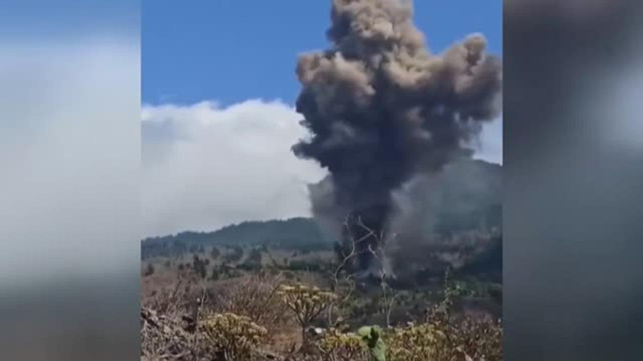 Los vecinos de La Palma viven con angustia la erupción del volcán