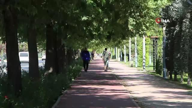 Elazığ'da vatandaşlar koronavirüs tedbirlerini unuttu, maskeler çene altına indi