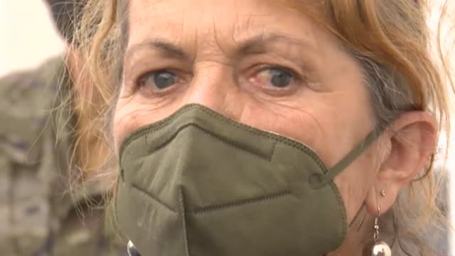 El presidente consuela a los desalojados por la furia del volcán