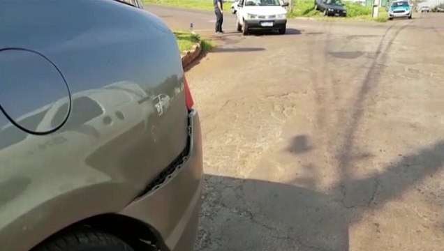 Carros se envolvem em colisão na junção das Avenidas Estados Unidos e Rocha Pombo