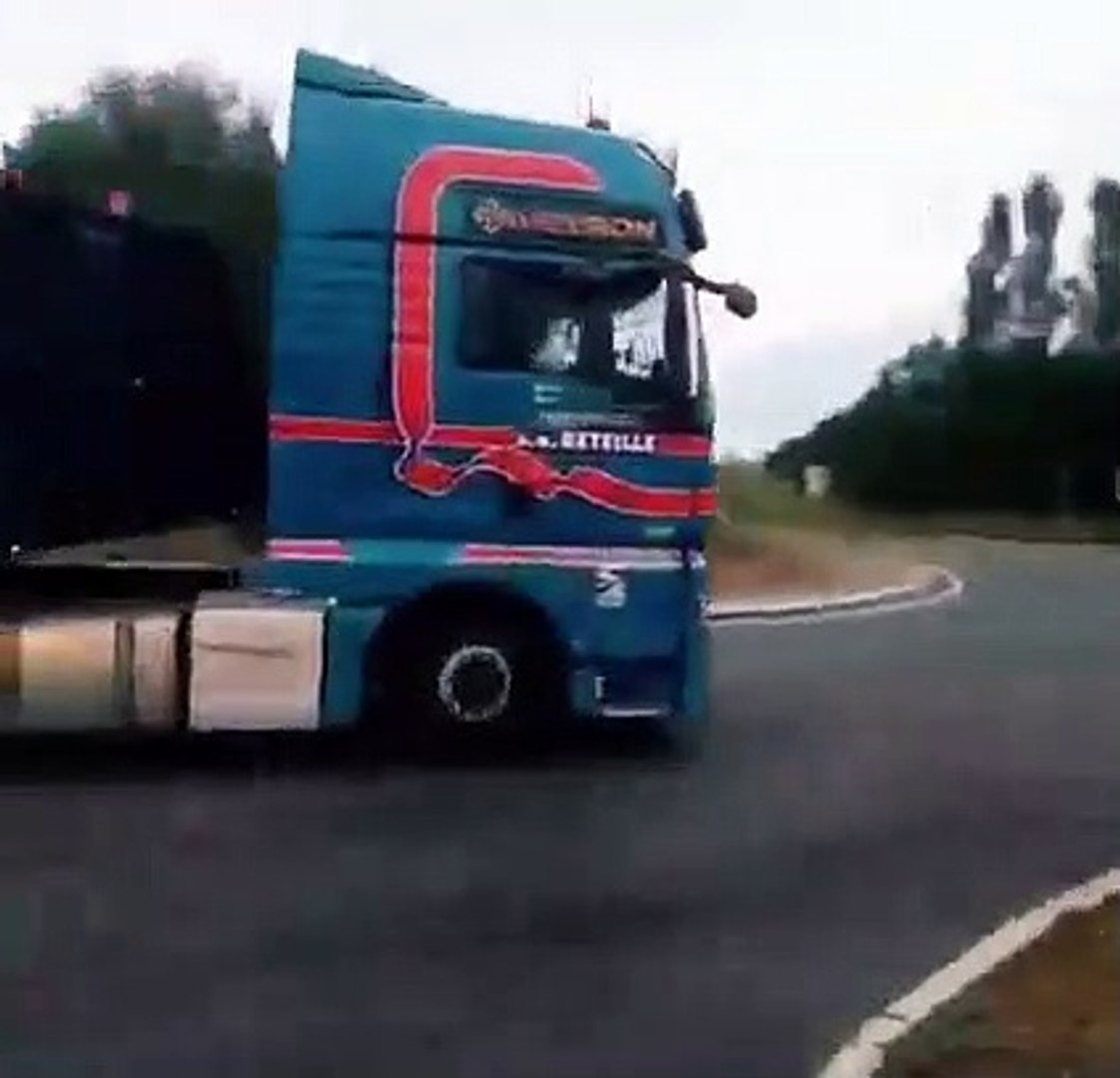 Un camion qui possède des musiques sous forme de klaxon - Vidéo