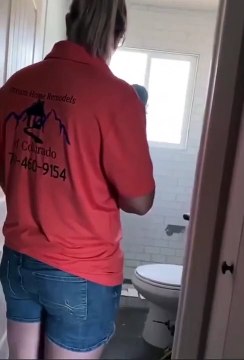 Cet artisan vient détruire son travail car le client n'a pas payé