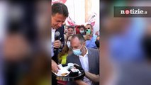 Lecce, fuori programma per Giuseppe Conte: caffè e pasticciotto durante il comizio elettorale