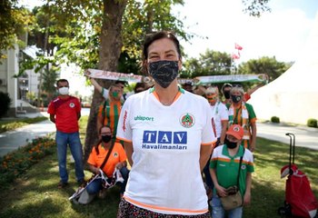 Alanyaspor'un yabancı taraftarları, aşı olmalarına rağmen PCR testi istenmesine tepkili