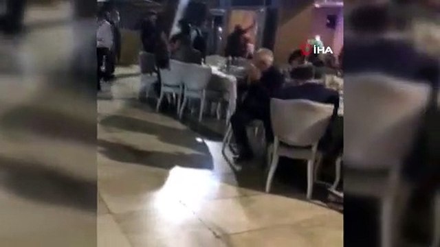 Kılıçdaroğlu düğün salonuna girerken görüntü alan kameraman havuza düştü