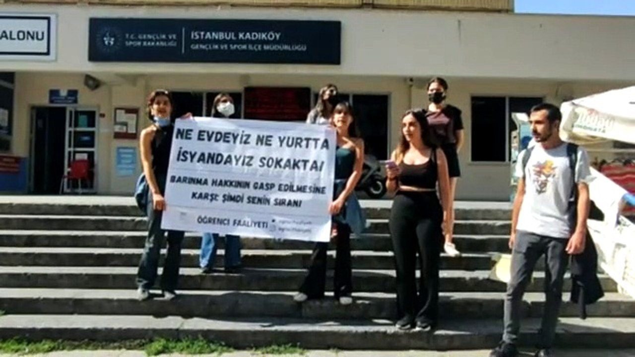 "Barınamıyoruz" diyen öğrenciler Gençlik Hizmetleri ve Spor İlçe Müdürlüğü önüne para sayma makinesi fırlattı