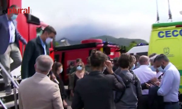 Sánchez visita las zonas afectadas por la erupción del volcán en La Palma