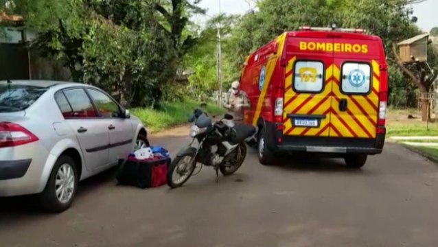Ao desviar de cachorro, motociclista bate contra carro estacionado e é socorrido pelo Siate
