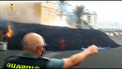 Volcán de La Palma: la lengua de lava invade las carreteras de El Paso