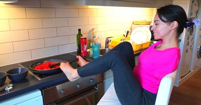 Sarah Talbi, la mujer que nació sin brazos pero aprendió a cocinar y vestirse con sus pies