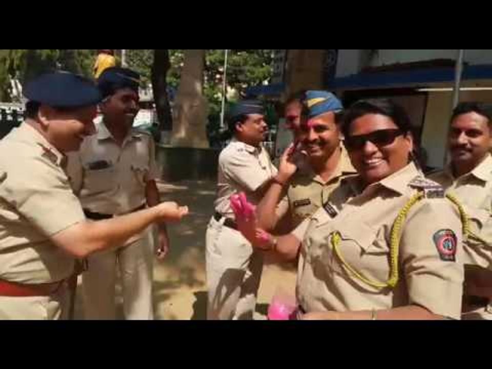 मुंबईतल्या दादर शिवाजी पार्क येथे पोलिसांनी केली होळी साजरी
