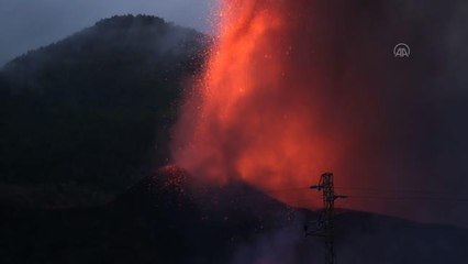 Kanarya Adaları'nda faaliyete geçen yanardağdan dolayı bölgedeki 5 bin kişi tahliye ediliyor
