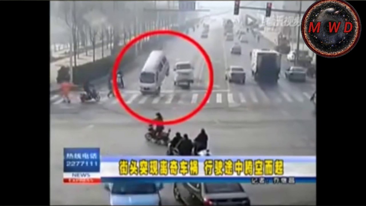 unbelievable mysterious road accident | कैमरा में कैद हो गया वरना कोई यकीन नहीं करता
