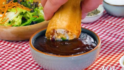 Flatten and roll up the 6 slices of white bread - a New York classic deliciously reinvented! ..Aplana y enrolla las 6 rebanadas de pan blanco. ¡Un clásico neoyorquino deliciosamente reinventado!