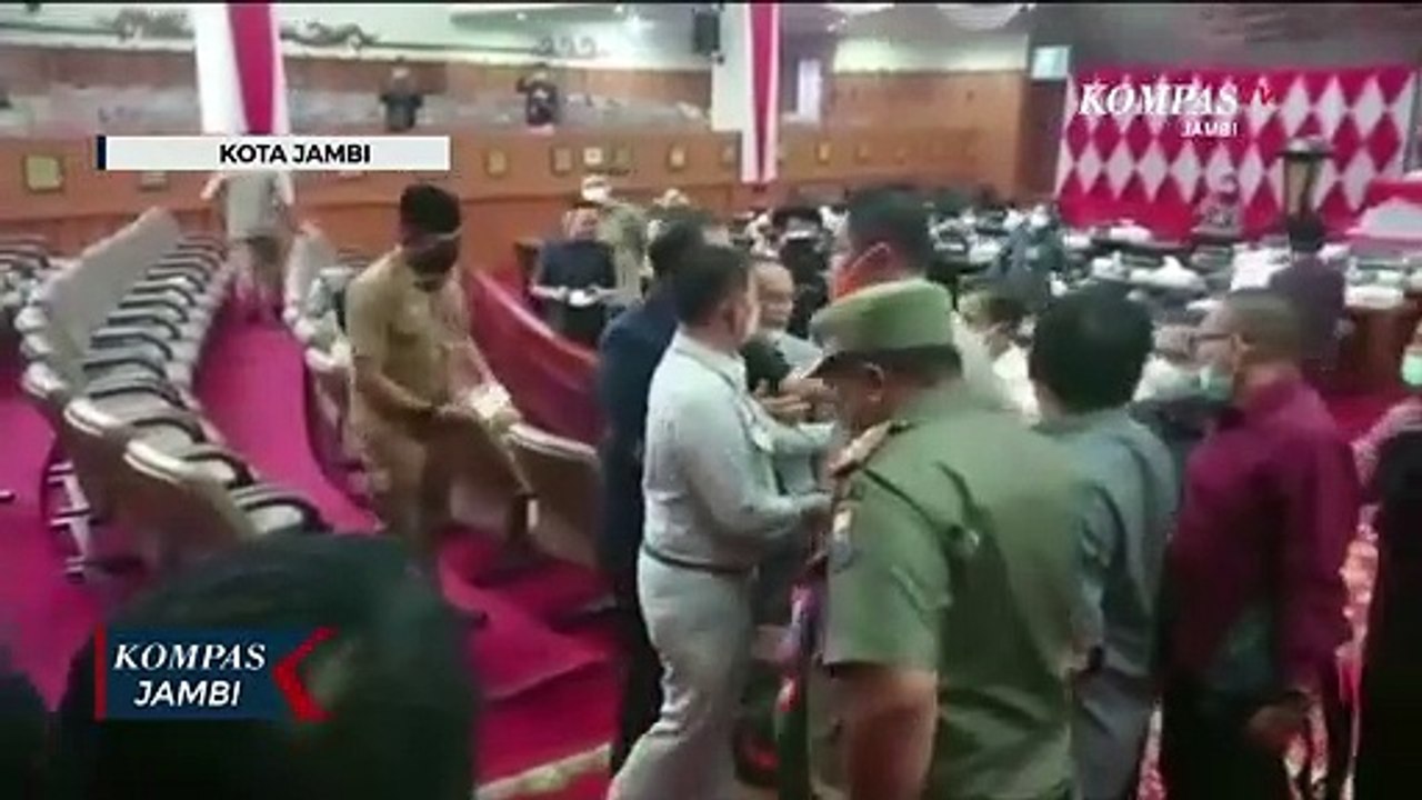 Anggota DPRD Jambi Bersitegang