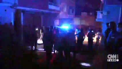 Ev sahibine sinirlendi, eşyaları sokağa fırlattı