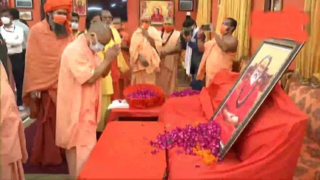 Yogi pays last respects to Narendra Giri, reaches Prayagraj