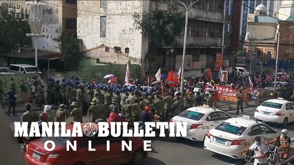 Descargar video: MPD anti-riot police officers block a militant group at Sta. Cruz bridge