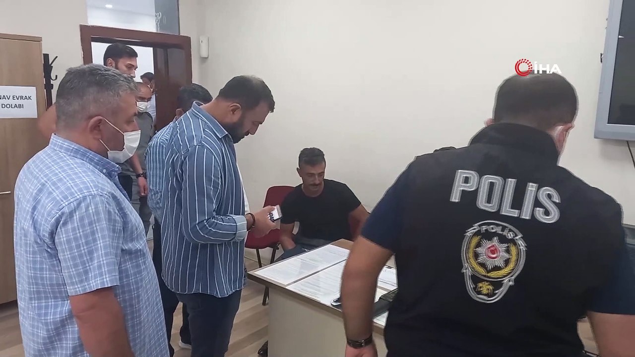 Akıllara durgunluk veren kopya düzeneği! Ehliyet sınavında yakalandı...