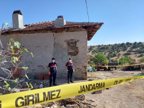 Eşinden ayrı yaşayan kadın, yanında kaldığı babasını boğazından bıçaklayarak öldürdü