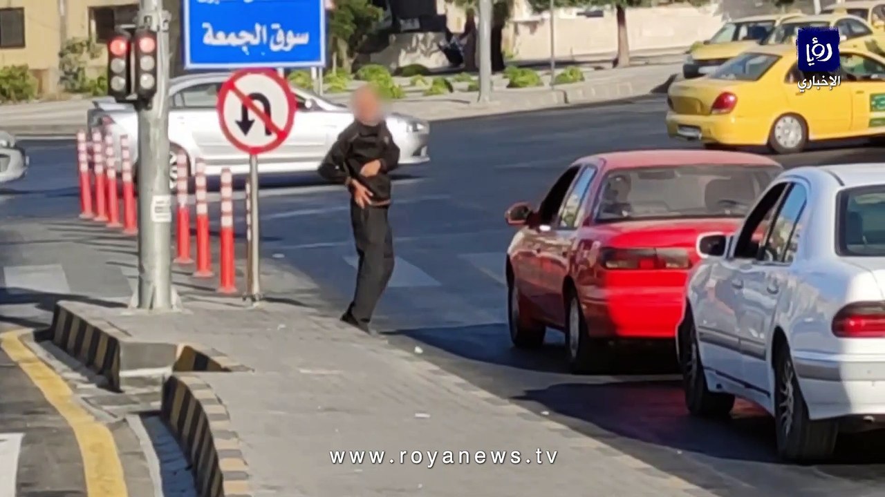 كاميرا رؤيا ترصد شخصا يدعي التسول بإعاقة لاستعطاف الأردنيين في أحد شوارع عمان