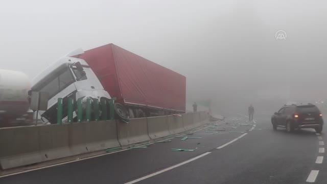 Bolu Dağı'ndaki kazada tır bariyerlere asılı kaldı