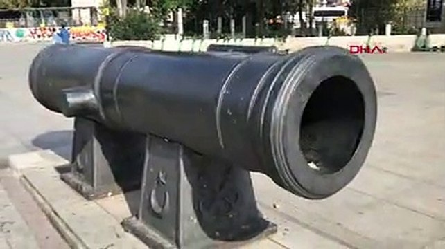 Fotoğraf çektirmek için girdiği tarihi topun içinde mahsur kaldı