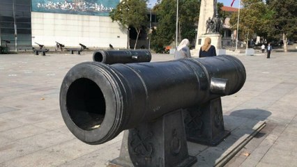 Fotoğraf çektirmek için girdiği tarihi topun içinde mahsur kaldı