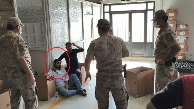 İşten çıkarılan işçiler güvenlik görevlisini bıçak ve satırla rehin aldı