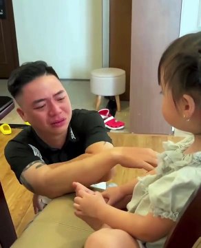 Hot rần rần trên mạng: Bố khóc khi con gái bị đánh, khóc khi con đi học!