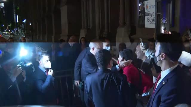 Cumhurbaşkanı Erdoğan New York'ta kaldığı otelin önüne gelen Türklerle selamlaştı