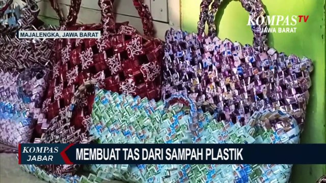 Ibu-Ibu di Majalengka Ubah Limbah Plastik Jadi Tas