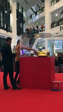 Il réussit le Gold Bar Challenge du Berjaya Times Square de Kuala Lumpur