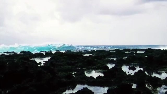 Spectacle toujours aussi saisissant des vagues qui se fracassent sur les rochers