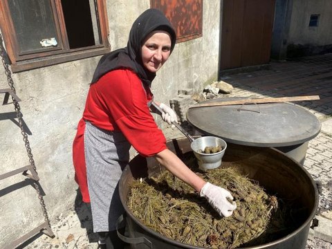 KOAH hastası eşi için ürettiği kozalak pekmezinde siparişlere yetişemiyor
