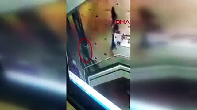 Şişli'de AVM'de bebek arabalarından hırsızlık yapan 2 şüpheli yakalandı