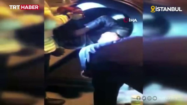 Fotoğraf çektirmek için girdi, tarihi topun içinde sıkıştı