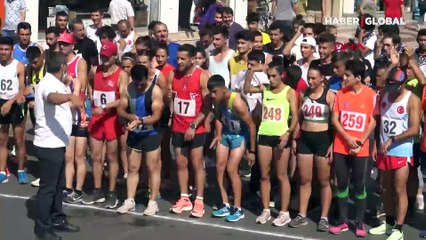 Aydın'da koşunun son 3 metresini emekleyerek bitirdi, fenalaşınca hastaneye kaldırıldı