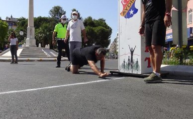 KOŞUNUN SON 3 METRESİNİ EMEKLEYEREK BİTİRDİ, FENALAŞINCA HASTANEYE KALDIRILDI