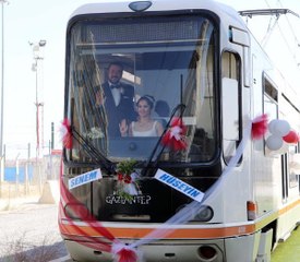 VATMAN ÇİFT, DÜĞÜN ÖNCESİ SÜSLEDİKLERİ TRAMVAYLA ŞEHİR TURU ATTI