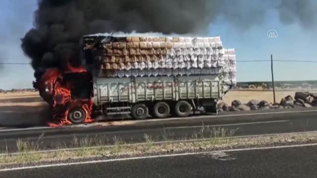 ŞANLIURFA - Saman yüklü kamyonda çıkan yangın söndürüldü