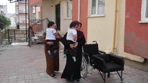 Cam kemik hastası ikizlere özel tekerlekli sandalye üretildi