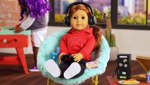 Vídeo del American Girl   Xbox Gaming Set con una muñeca y una Xbox Series X en miniatura
